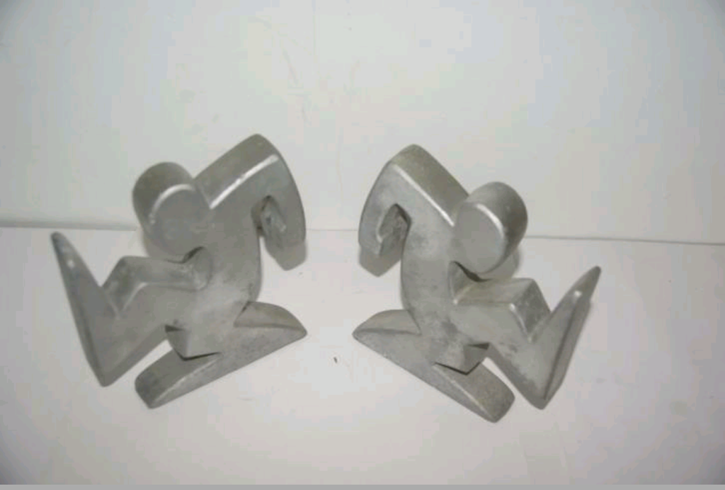 Twee aluminium  beelden Linea kopen? Bied vanaf 45!