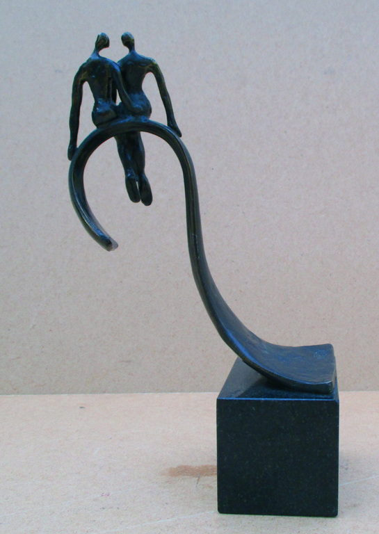 Corrie Ammerlaan-van Niekerk: verbronsd beeldje van 2 geliefden op een golf kopen? Bied vanaf 15!