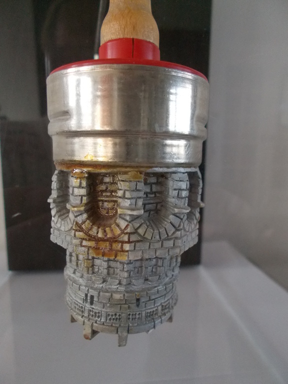 Kwast met miniatuur in perspex kast,Arjen.Lancel.1994 kopen? Bied vanaf 100!