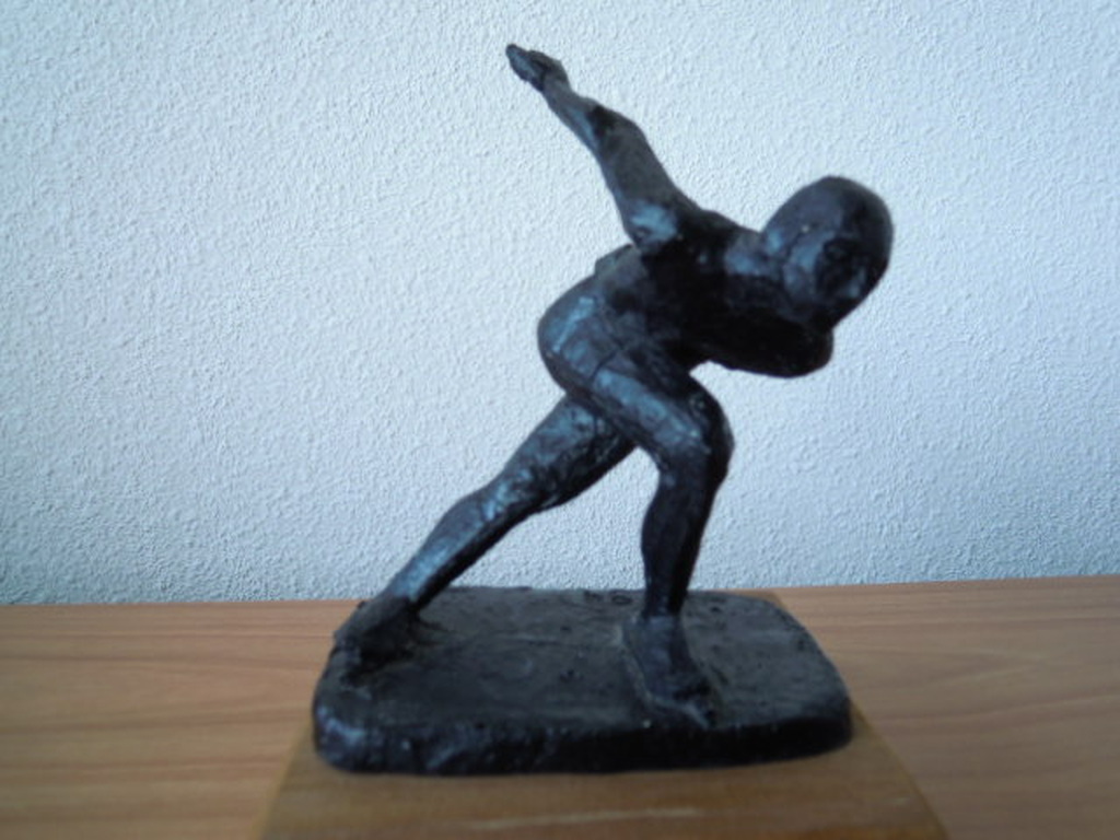 Prachtig beeldje van SCHAATSER 15 cm hoog - gesigneerd HJ kopen? Bied vanaf 1!