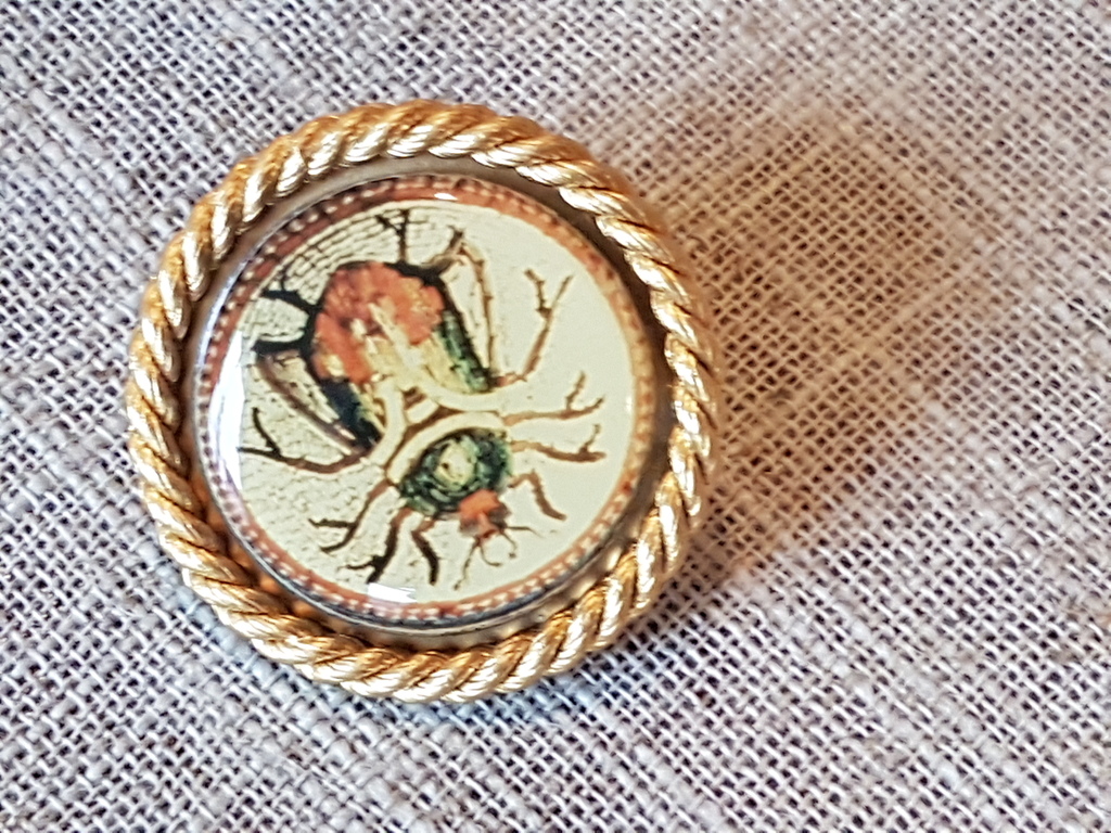 Broche met  decoratieve knopen uit de Italiaanse haute couture 01 kopen? Bied vanaf 5!