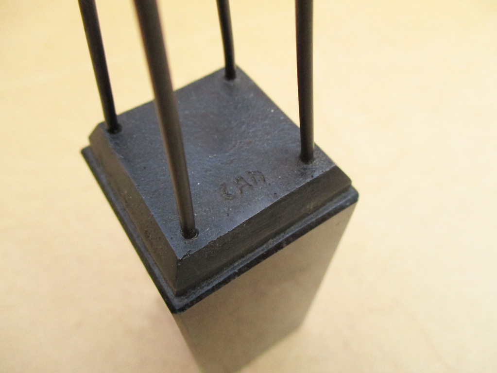 Corrie Ammerlaan-van Niekerk: figuratief beeldje op sokkel kopen? Bied vanaf 15!