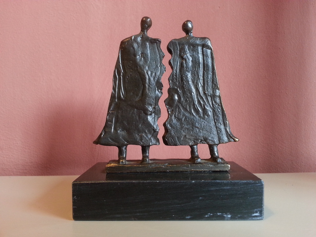 Bronzen beeldje van twee heren op zwart marmeren sokkel (gesigneerd) kopen? Bied vanaf 69!