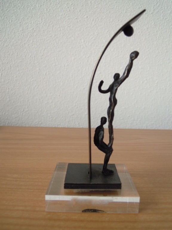 Beeldje van Corry Ammerlaan - samen sterk - 13 cm hoog. kopen? Bied vanaf 20!