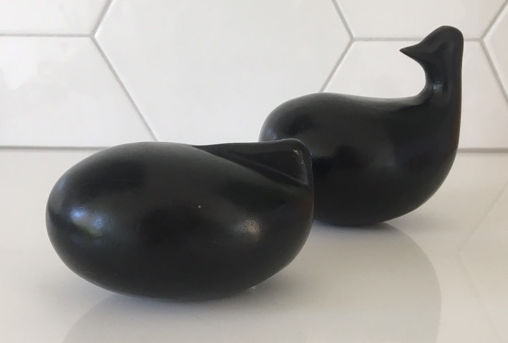 Twee abstract zwart houten figuren van eenden kopen? Bied vanaf 20!