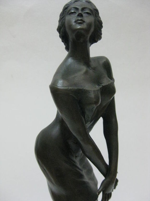 Bronzen sculptuur van een vrouw op een marmeren voetstuk - 20e eeuw kopen? Bied vanaf 195!