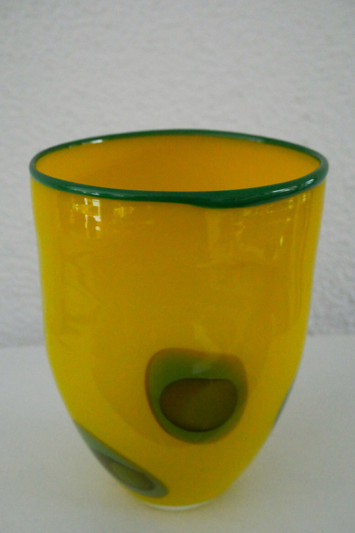 Gele vaas met ogen kopen? Bied vanaf 35!