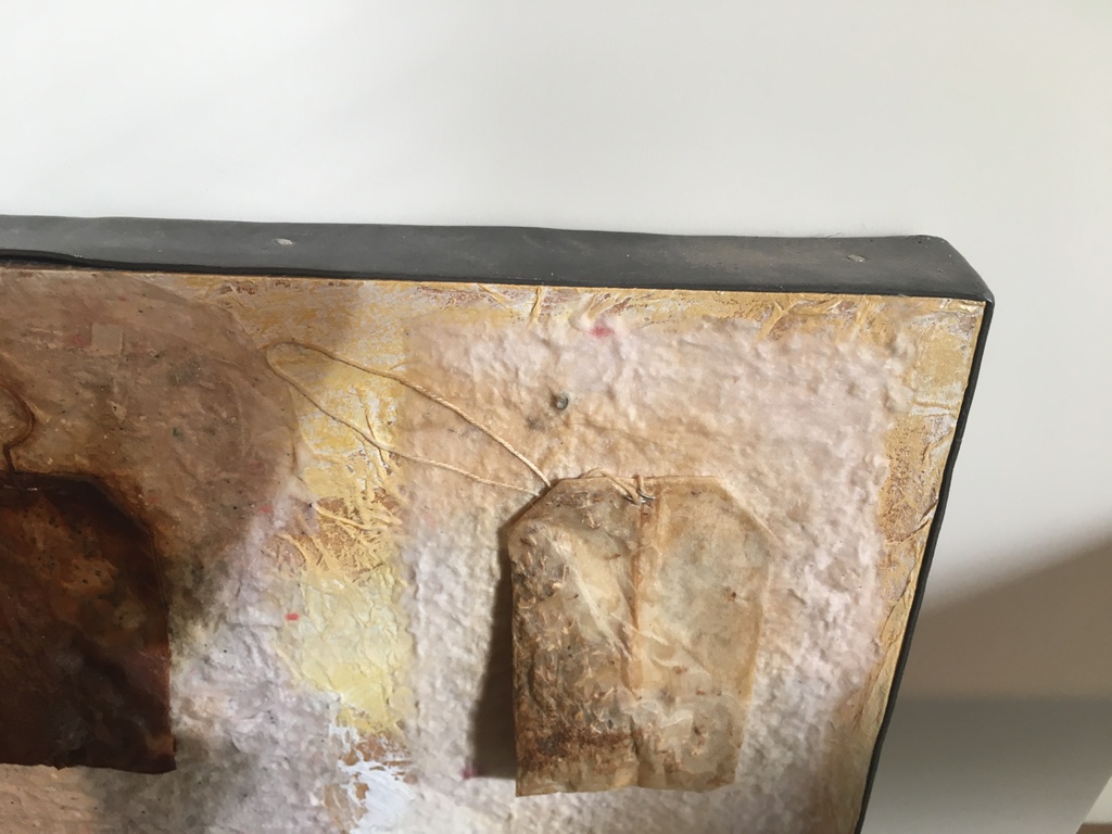 Riet Mooren, "Thee" Acryl/thee(zakjes) op plaat, afgewerkt met looden omlijsting kopen? Bied vanaf 75!