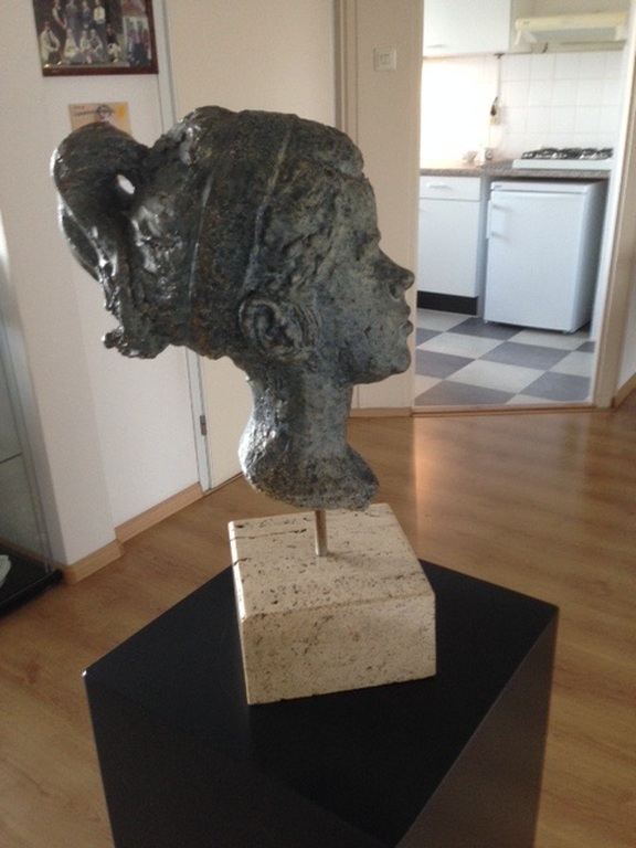 Handgemaakt groot beeld van jonge vrouw - gesigneerd met KB'62 - 45 cm hoog. kopen? Bied vanaf 85!