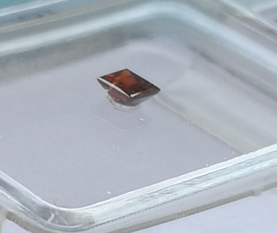 Rood/bruine diamant met IGI certificaat **vanaf €1 ** kopen? Bied vanaf 1!