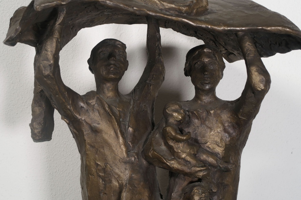 Hein Vree: Groot Bronzen (buiten) beeld, Schuilen onder de jas kopen? Bied vanaf 500!