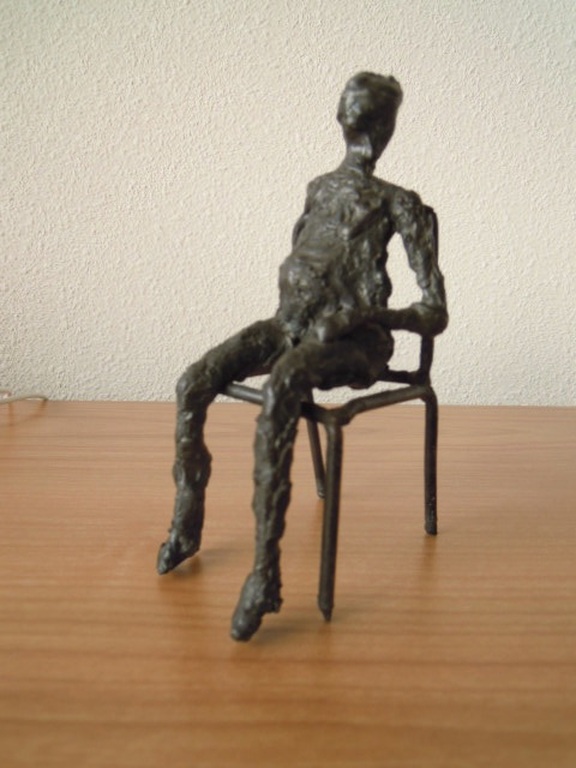 Handgemaakt beeldje 15 cm hoog  - vrouw op stoel - kunstenaar onbekend. verkocht voor € 110!