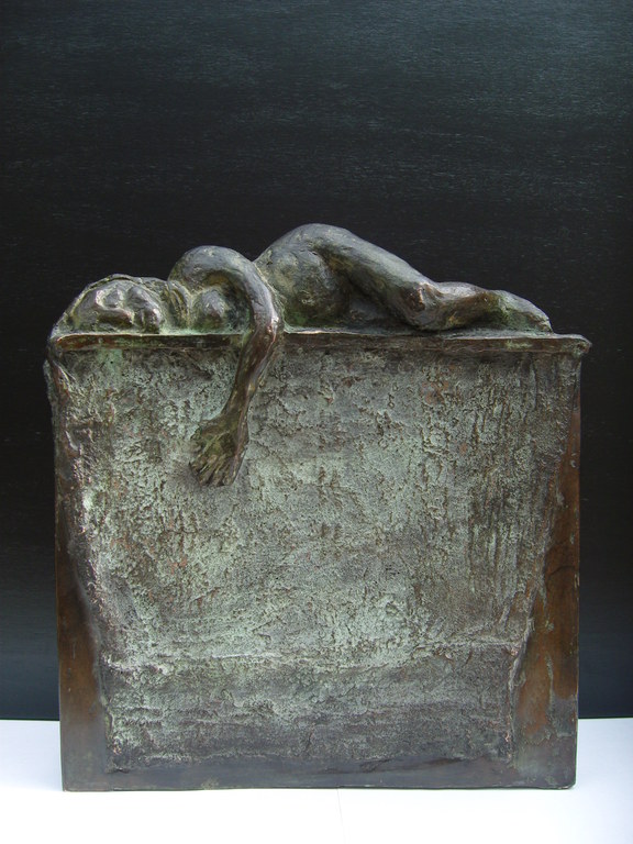 Onbekende kunstenaar: Bronzen beeld "vrouw liggend op muur". verkocht voor € 200!