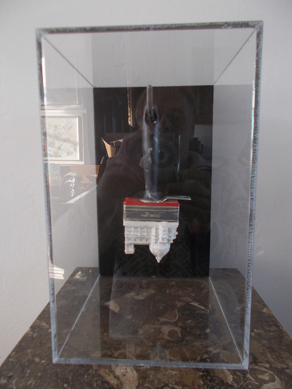  Kwast met miniatuur in pespex kast,Arjen.Lancel.1994 kopen? Bied vanaf 185!