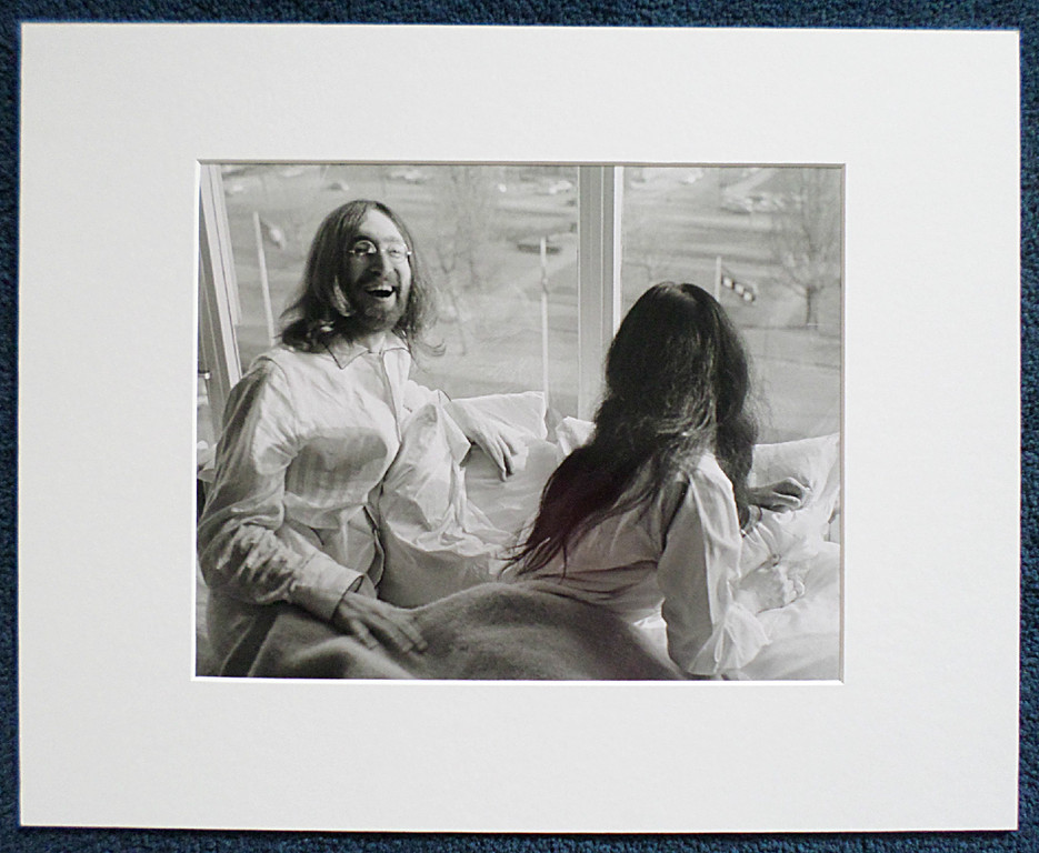 Nico Koster - Bed peace, foto, gesigneerd en genummerd kopen? Bied vanaf 200!