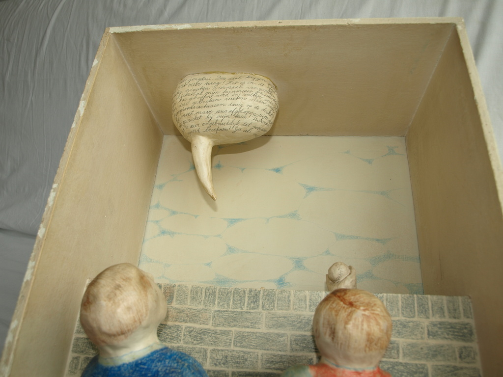 Aris Roskam : Beelden in kabinetkast – De Cricketbal – gesigneerd – 1981 kopen? Bied vanaf 30!