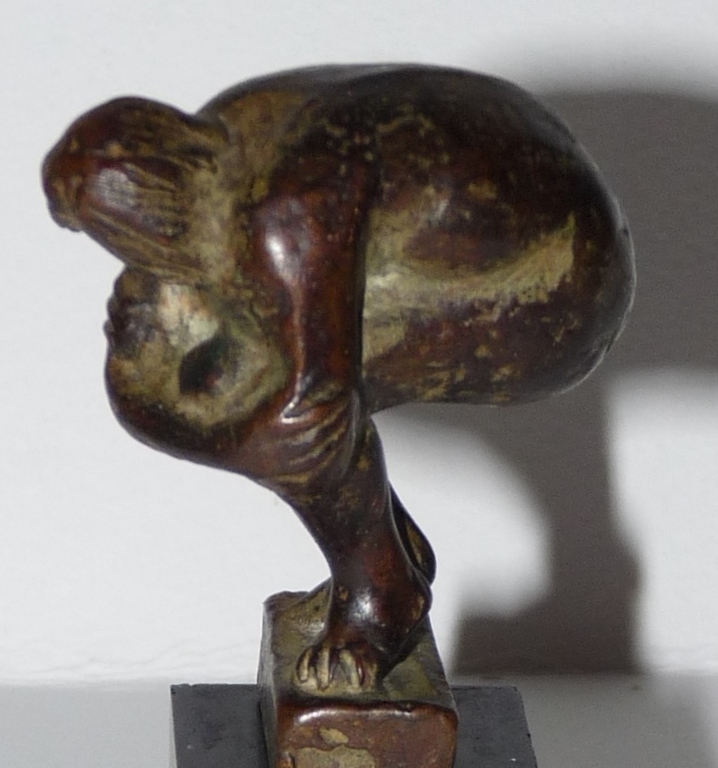 Piet van Heerden, Bronzen beeld op marmeren sokkel, Gehurkte vrouw verkocht voor € 195!