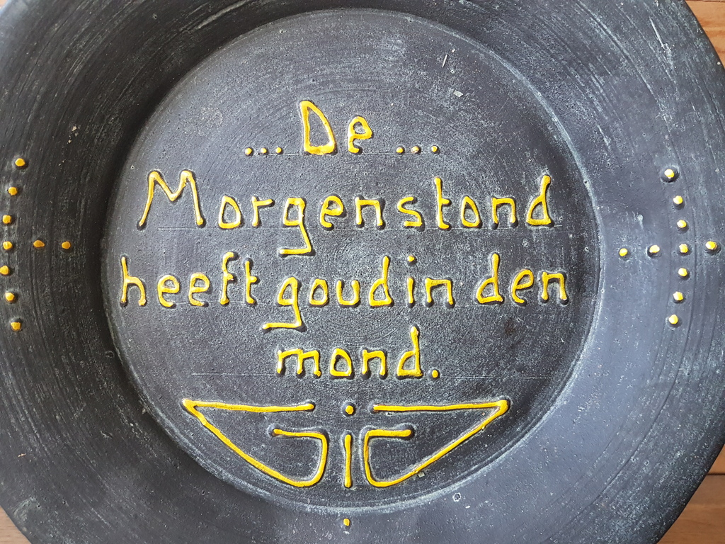 Art Nouveau keramiek spreukenbord met decoratie in ringeloor techniek kopen? Bied vanaf 1!