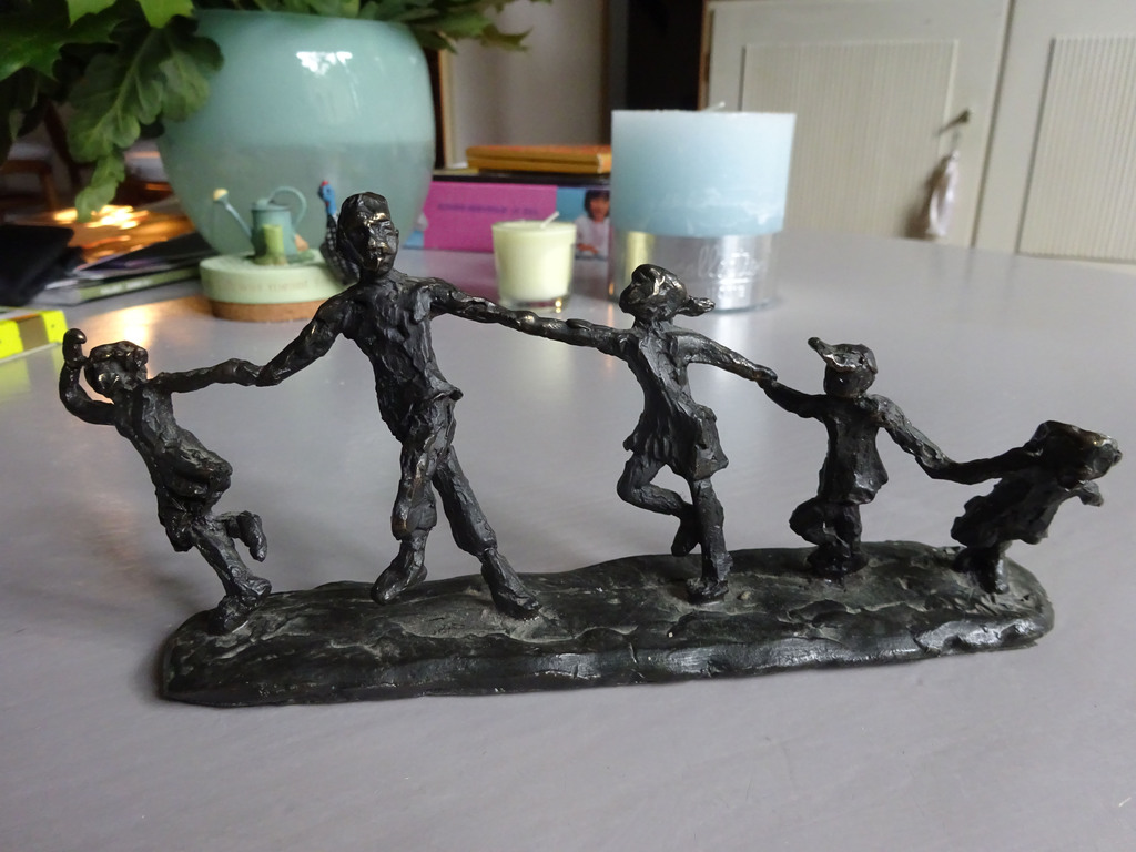 Astrid Veldhyzen- bronzen beeld- 5 spelende kinderen op een rij verkocht voor € 45!