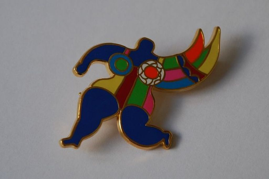 Niki de Saint Phalle: Mi-Femme Mi-Ange - broche/hanger - 1984. kopen? Bied vanaf 135!