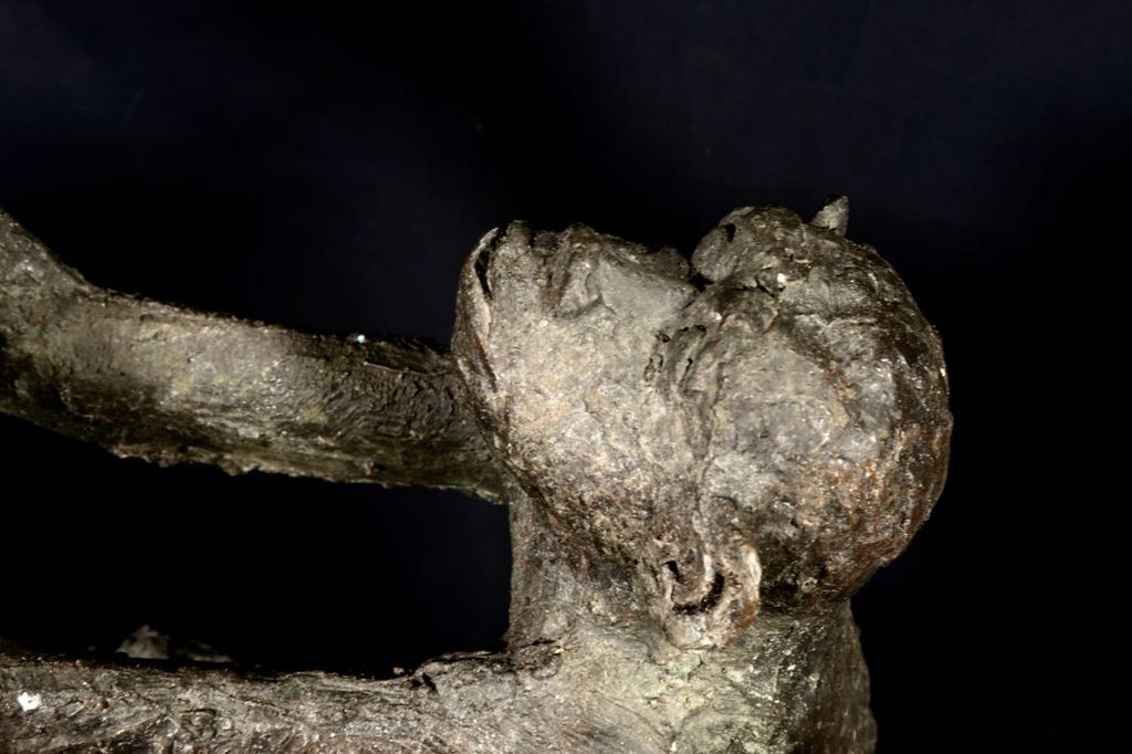 Adri de Waard: Brons beeld, De aap kopen? Bied vanaf 400!