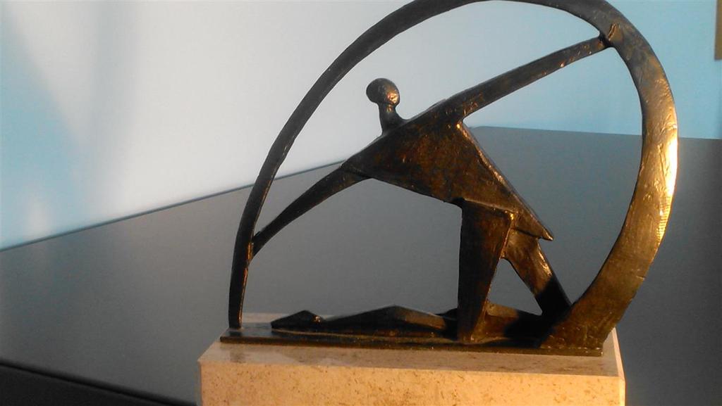 Bronzen beeldje op natuurstenen sokkel :knielende man onder boog kopen? Bied vanaf 17!