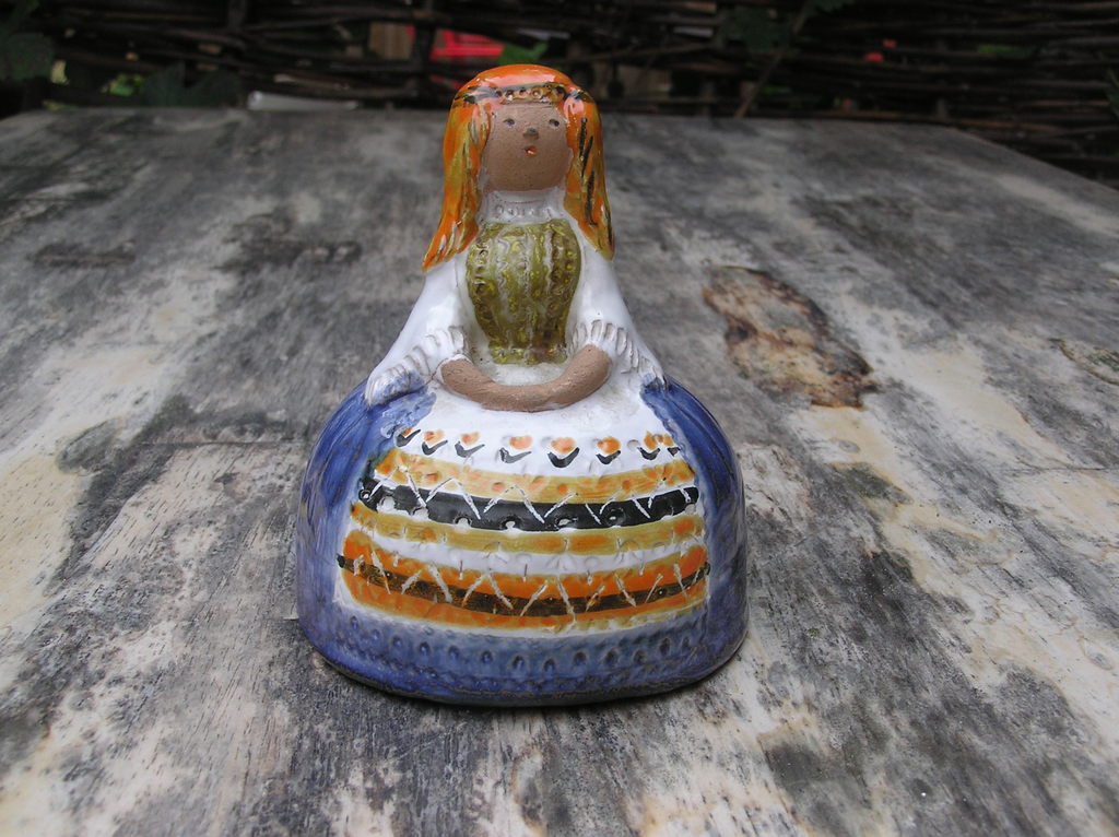 Ongespecificeerd - Iparmuveszeti Vallalat, Aardewerken beeldje van een Hongaarse dame met hoepelrok kopen? Bied vanaf 1!