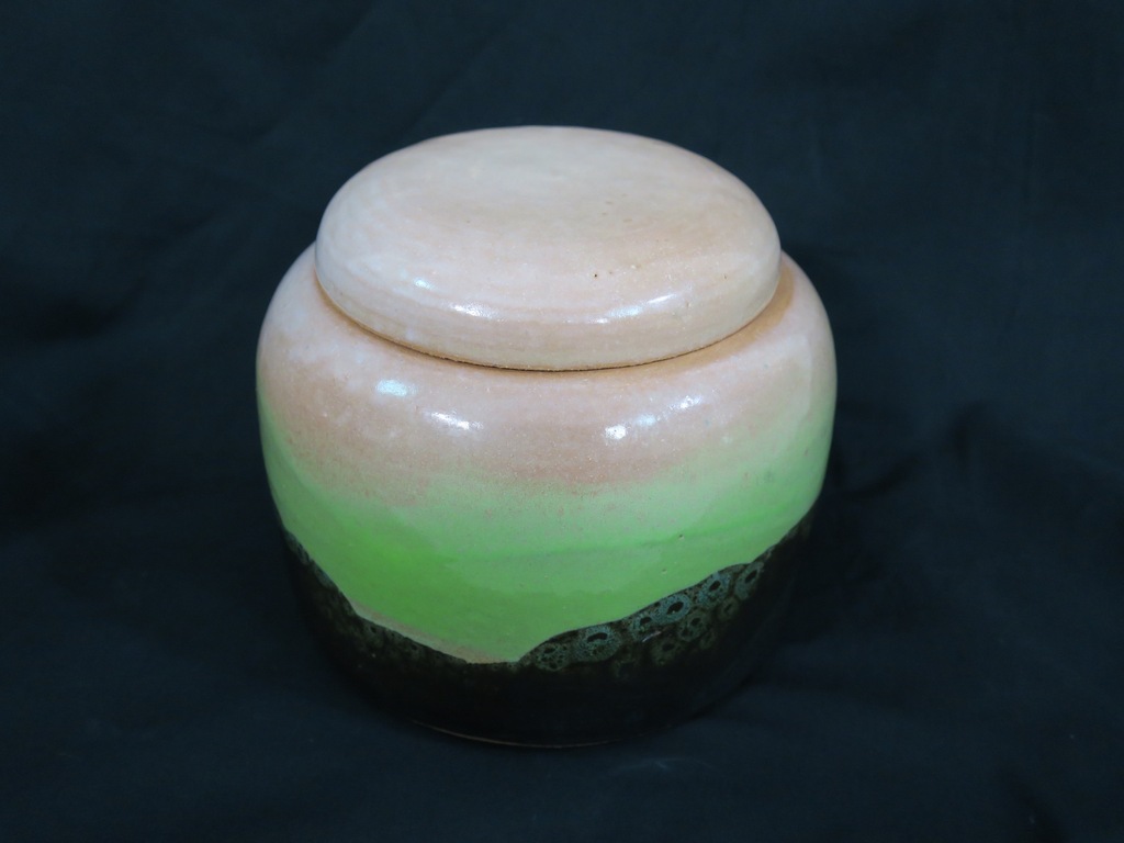 Petri Voet: Decoratieve pot met deksel van geglazuurd keramiek verkocht voor € 25!