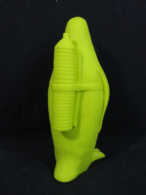William Sweetlove: Gerecycled plastic, Penguin met waterfles geel kopen? Bied vanaf 220!