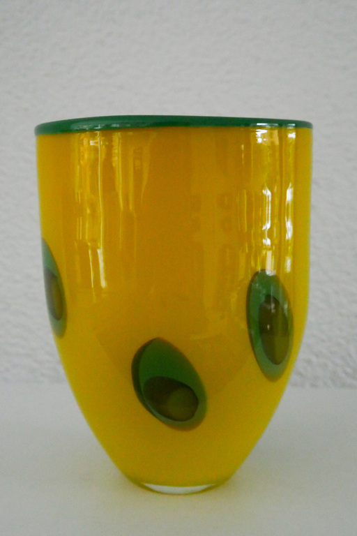 Gele vaas met ogen kopen? Bied vanaf 35!