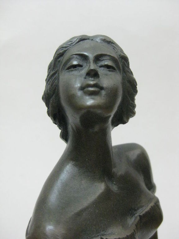 Bronzen sculptuur van een vrouw op een marmeren voetstuk - 20e eeuw kopen? Bied vanaf 195!