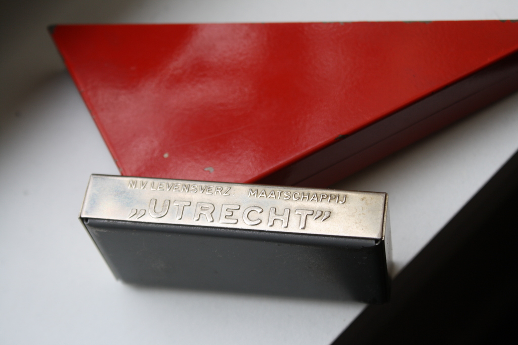 WIM RIETVELD - METALEN DESIGN BRIEFHOUDER 1965 kopen? Bied vanaf 60!