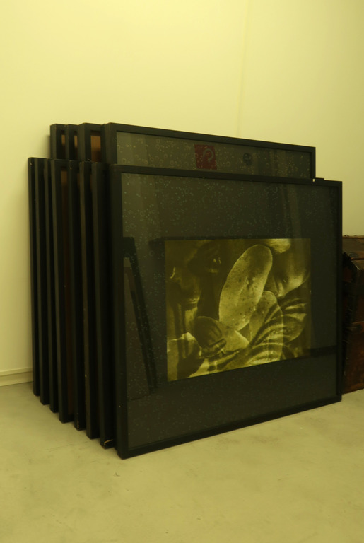 Verzameling van 15 zwarte houten lijsten voorzien van glas  kopen? Bied vanaf 1!