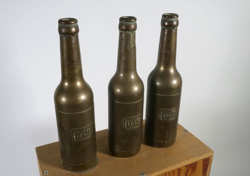 Robert Hamelijnck: 3 Bronzen flesjes op houten constructie, DAB kopen? Bied vanaf 100!