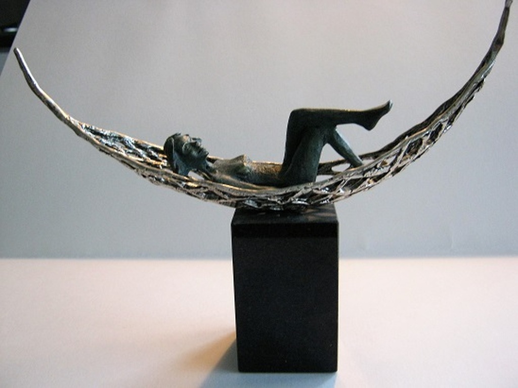 Corry Ammerlaan--brons en tin--de zomer was toch heerlijk( hangmat op sokkel) kopen? Bied vanaf 125!