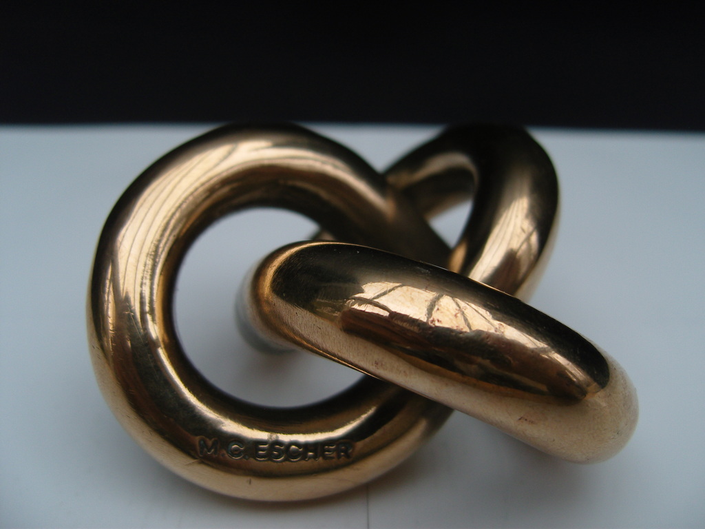 M C Escher: Oneindige knoop in brons kopen? Bied vanaf 60!