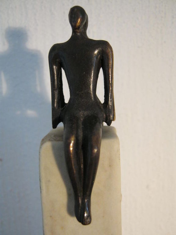 Sculptuur van Corry van Ammerlaan - 2 Bronzen figuurtje op hoge sokkel Keramiek kopen? Bied vanaf 15!