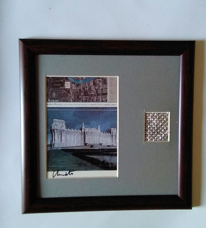 Christo, Reichstag Berlijn. offsetkaart handgesigneer met stukje stof. Ingelijst verkocht voor € 75!