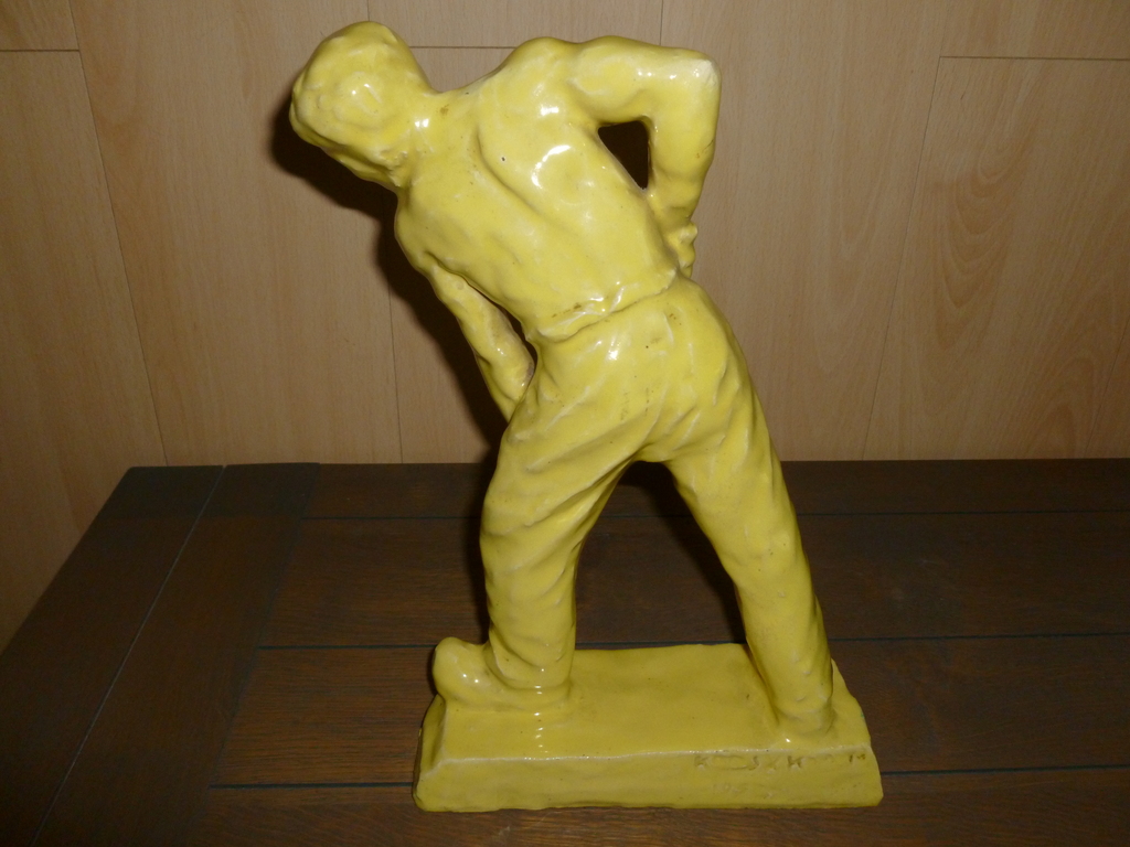 Keramiek van werkende man,door Koos van der Kaay,getekend en gedateerd,1932. kopen? Bied vanaf 32!