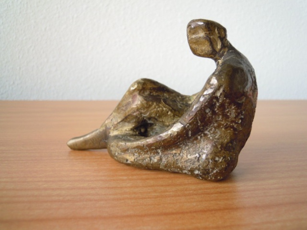 Zwaar massief bronzen beeldje mannelijk naakt 10 x 8 cm. verkocht voor € 50!