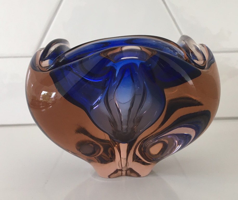 Josef Hospodka voor Chribska glassworks - sixties blauwe & roze schaal kopen? Bied vanaf 20!