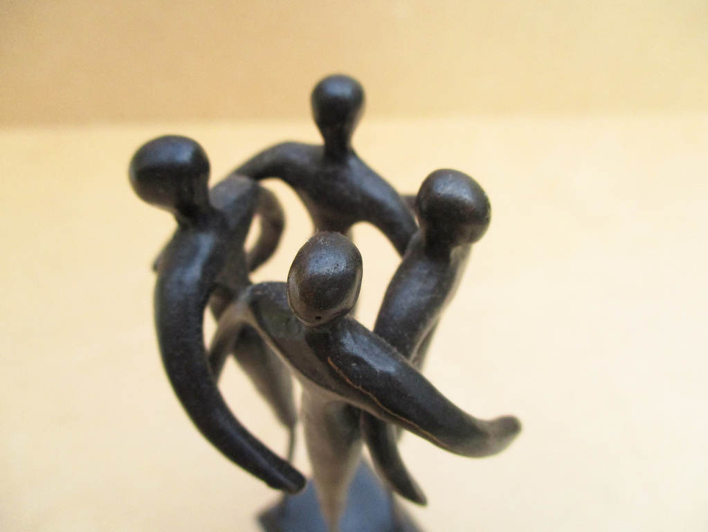 Corrie Ammerlaan-van Niekerk: figuratief beeldje op sokkel kopen? Bied vanaf 15!