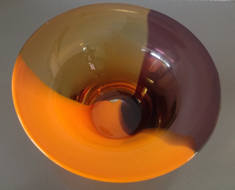 Bernard Heesen: glazen schaal in drie kleuren kopen? Bied vanaf 35!