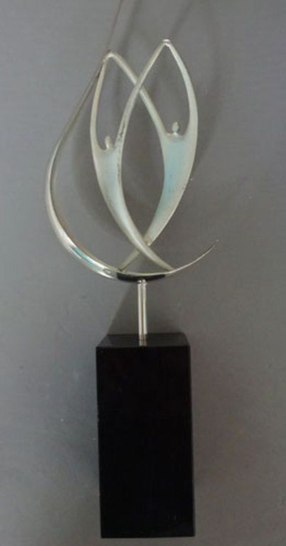 Corrie Ammerlaan-Niekerk- zilverkleurig beeldje met twee figuren op sokkel kopen? Bied vanaf 45!