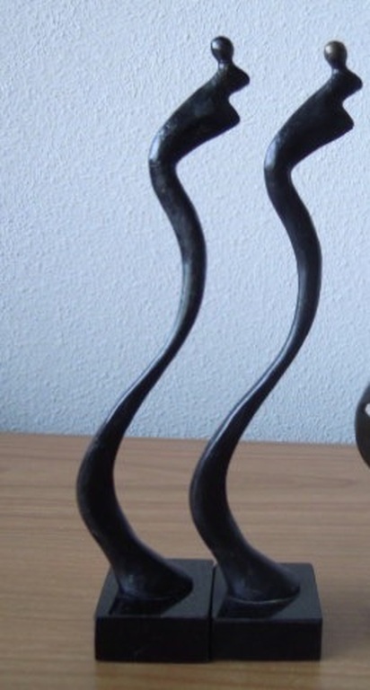 2 Beeldjes Corry Ammerlaan - 21 cm hoog - gesigneerd. kopen? Bied vanaf 35!