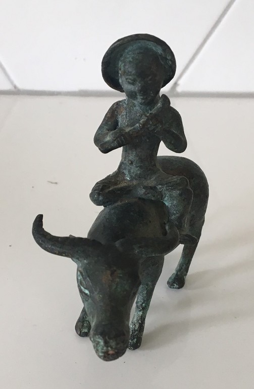 19e eeuws Chinees bronzen beeldje van een jongetje rijdend op een os kopen? Bied vanaf 35!