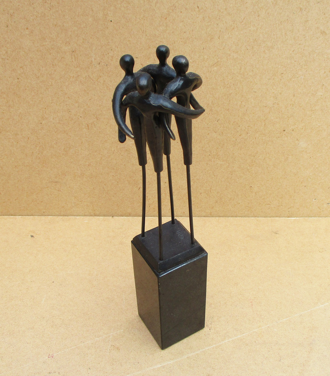 Corrie Ammerlaan-van Niekerk: figuratief beeldje op sokkel kopen? Bied vanaf 15!