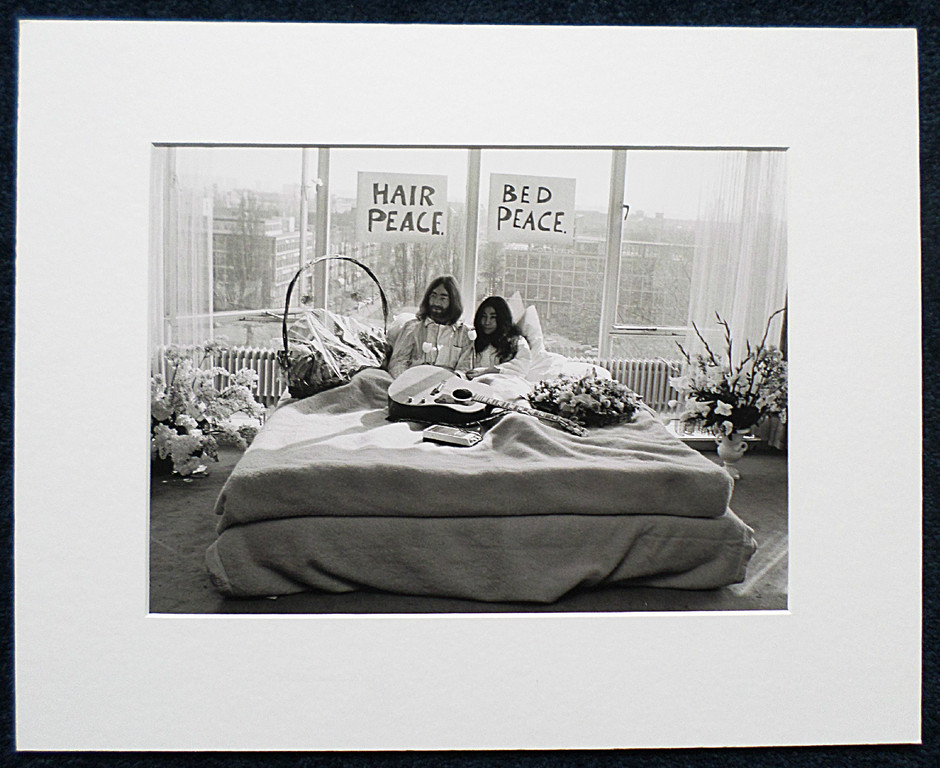 Nico Koster - Bed peace, foto, gesigneerd en genummerd kopen? Bied vanaf 200!