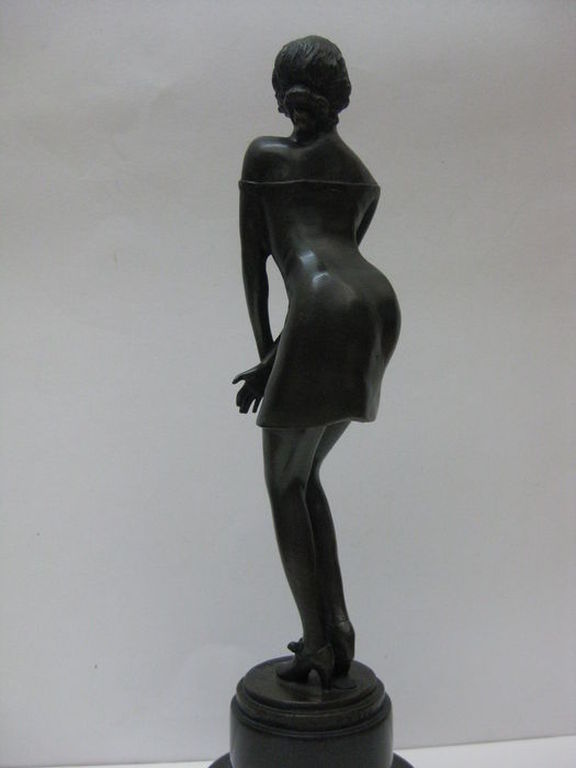 Bronzen sculptuur van een vrouw op een marmeren voetstuk - 20e eeuw kopen? Bied vanaf 195!