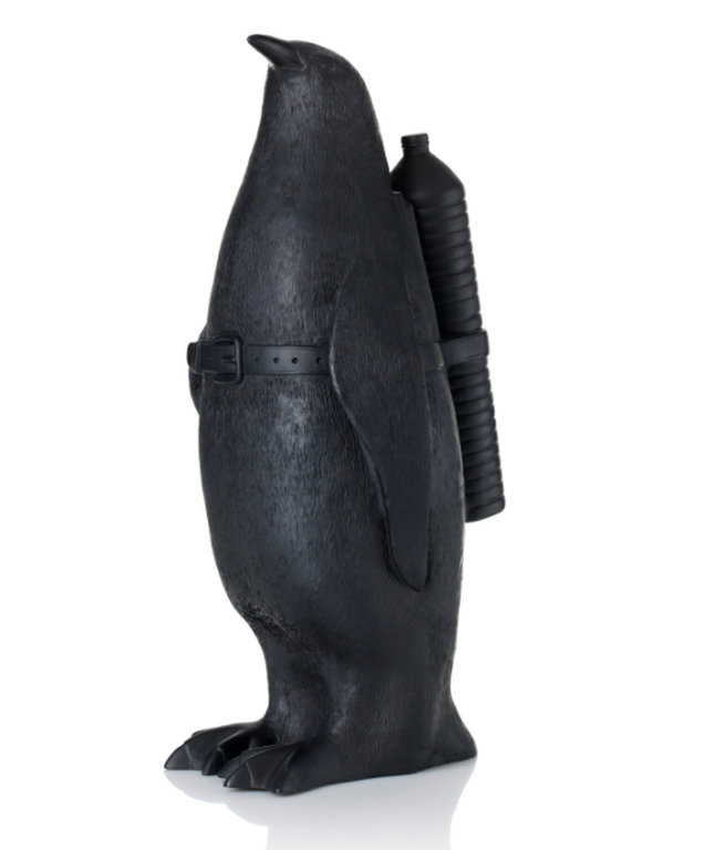 William Sweetlove: Gerecycled plastic, Penguin met waterfles zwart verkocht voor € 220!